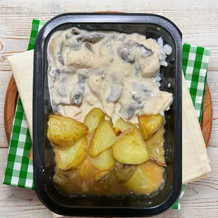 Estrogonofe de Frango com batatas rústicas